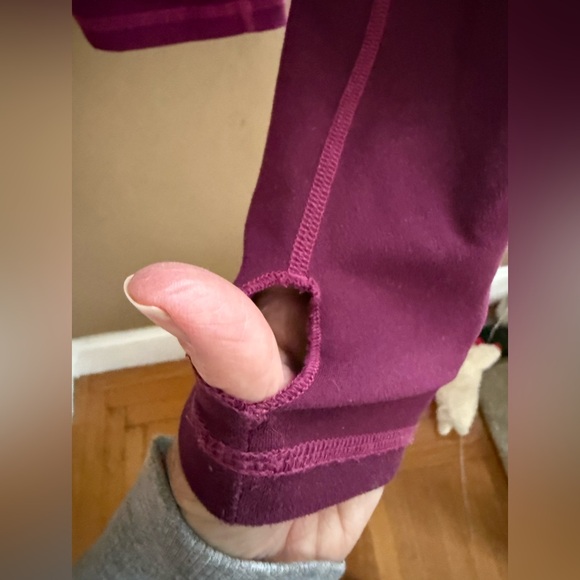 Mountain Hardware Buttery Top Base Layer with Hood and Thumb Holes Burgandy Yoga - Picture 8 of 13